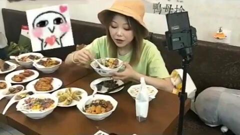 网红大头和小妹吃甜品,共享甜品时光