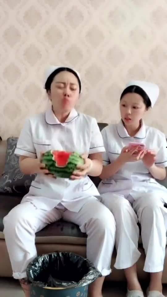 当护士吃瓜视频,揭秘医院里的轻松时刻